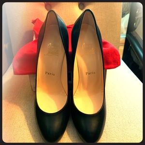 Lb black pumps never worn sole protector added!